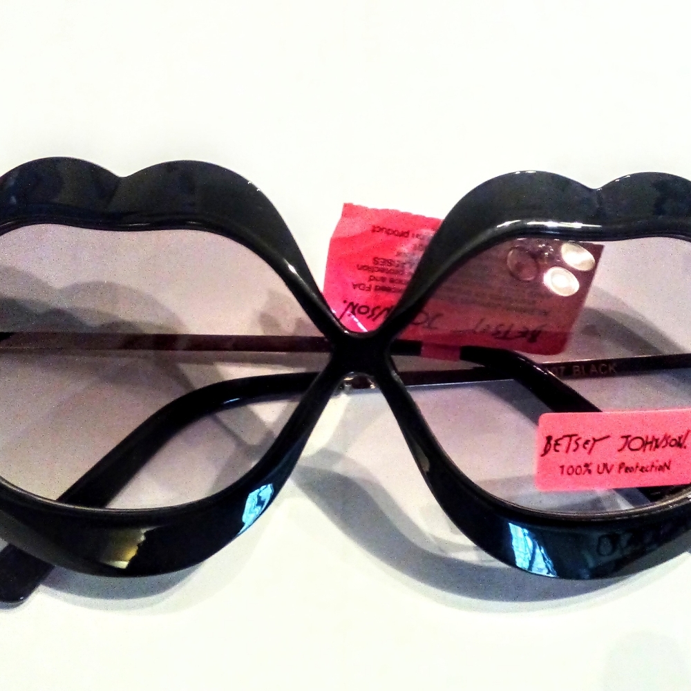 Betsey Johnson Sunglasses LIPS Design in BLACK